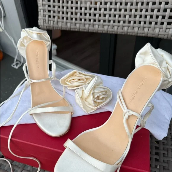 MAGDA BUTRYM
Off-White Double Flower Heeled Sandals - Picture 6 of 17